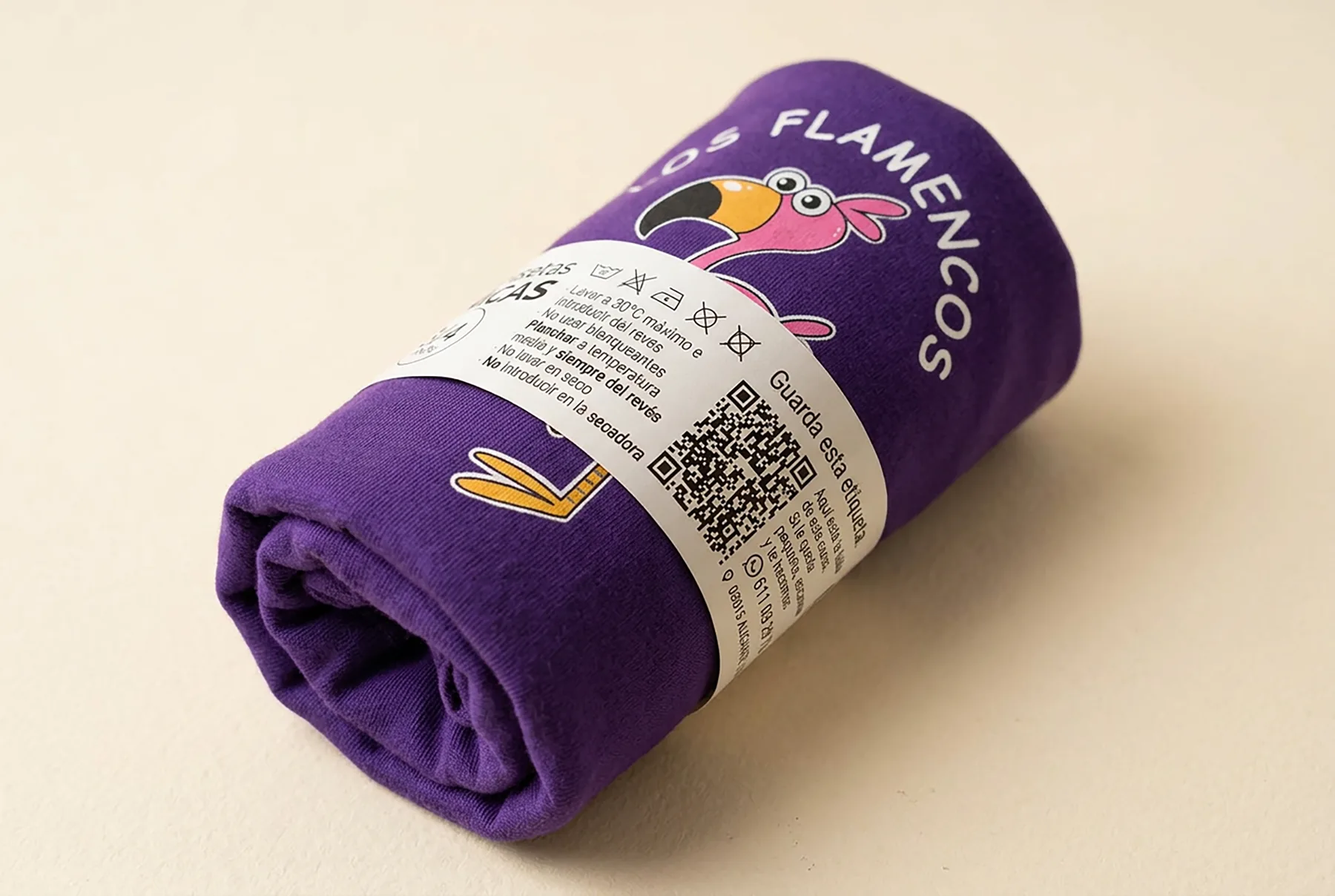 Camiseta de clase enrollada con la etiqueta de papel y el código QR para pedir reposiciones